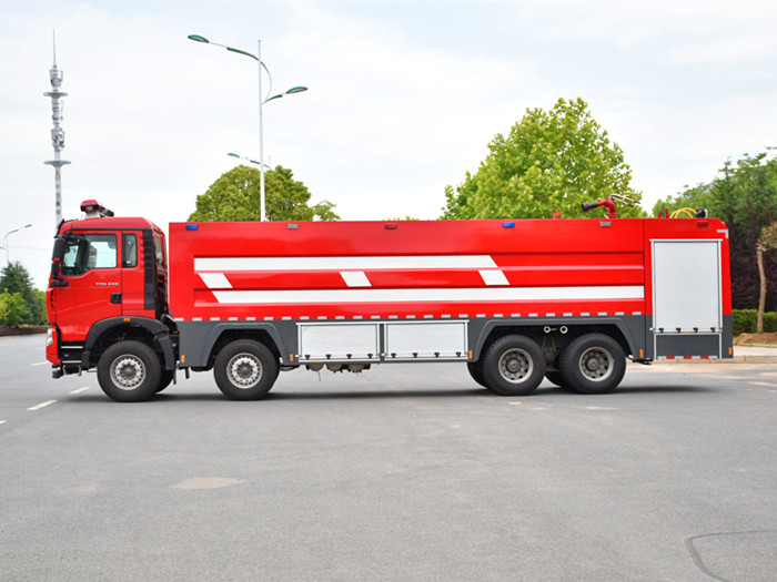 23噸豪沃前四后八泡沫消防車
